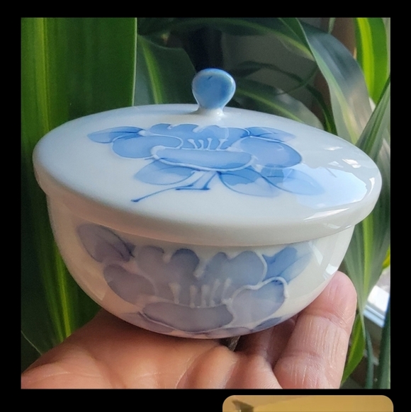 Japanese Blue Floral Ceramic Trinket Box - Picture 7 of 7